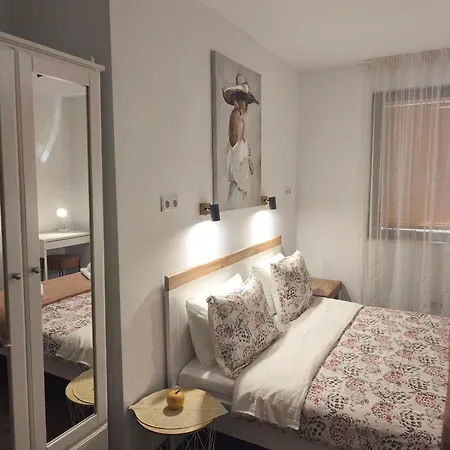 With Free Parking Apartman